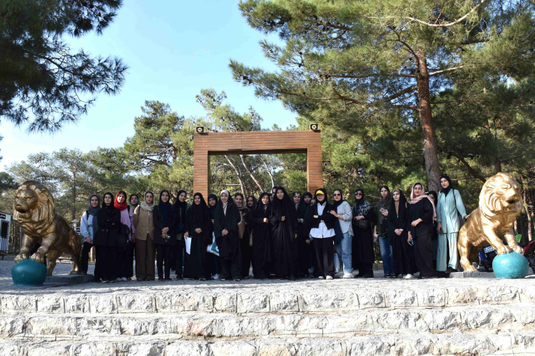 کوهپیمایی دانشجویان دختر دانشکده بهداشت 